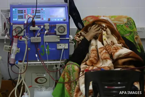 A Palestinian patient woman gets her kidneys washed at the dialysis department in the Al-Shifa hospital during the worsening crisis of power outages in Gaza City on April 16, 2017. Photo by Ashraf Amra