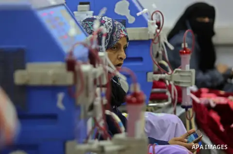 A Palestinian patient woman gets her kidneys washed at the dialysis department in the Al-Shifa hospital during the worsening crisis of power outages in Gaza City on April 16, 2017. Photo by Ashraf Amra