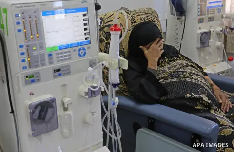A Palestinian patient woman gets her kidneys washed at the dialysis department in the Al-Shifa hospital during the worsening crisis of power outages in Gaza City on April 16, 2017. Photo by Ashraf Amra