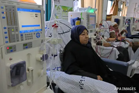 A Palestinian patient woman gets her kidneys washed at the dialysis department in the Al-Shifa hospital during the worsening crisis of power outages in Gaza City on April 16, 2017. Photo by Ashraf Amra