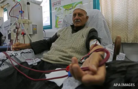 A Palestinian patient man gets his kidneys washed at the dialysis department in the Al-Shifa hospital during the worsening crisis of power outages in Gaza City on April 16, 2017. Photo by Ashraf Amra