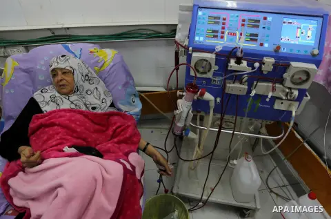A Palestinian patient woman gets her kidneys washed at the dialysis department in the Al-Shifa hospital during the worsening crisis of power outages in Gaza City on April 16, 2017. Photo by Ashraf Amra