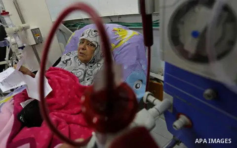 A Palestinian patient woman gets her kidneys washed at the dialysis department in the Al-Shifa hospital during the worsening crisis of power outages in Gaza City on April 16, 2017. Photo by Ashraf Amra