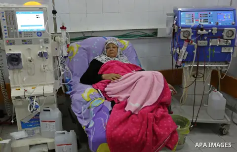 A Palestinian patient woman gets her kidneys washed at the dialysis department in the Al-Shifa hospital during the worsening crisis of power outages in Gaza City on April 16, 2017. Photo by Ashraf Amra