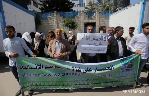Union of the Palestinian syndicates members hold banners during a protest against Israeli blockade, in Gaza city, on April 19, 2017. Photo by Mohammed Asad