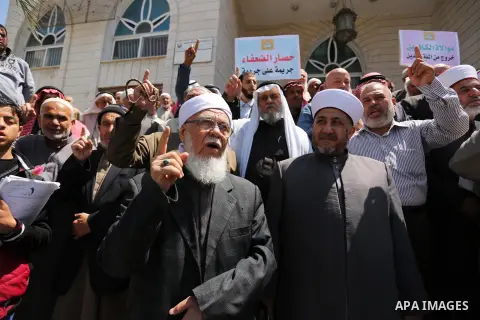 Members of the Palestine Scholars Association take part in a protest against the Israeli blockade of the Gaza Strip in Gaza city on April 19, 2017. Photo by Ashraf Amra