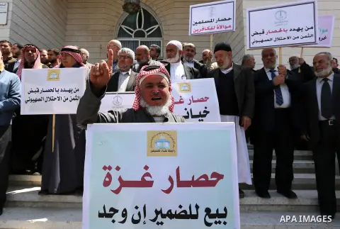 Members of the Palestine Scholars Association take part in a protest against the Israeli blockade of the Gaza Strip in Gaza city on April 19, 2017. Photo by Ashraf Amra