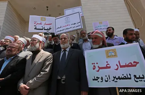 Members of the Palestine Scholars Association take part in a protest against the Israeli blockade of the Gaza Strip in Gaza city on April 19, 2017. Photo by Ashraf Amra