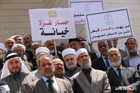 Members of the Palestine Scholars Association take part in a protest against the Israeli blockade of the Gaza Strip in Gaza city on April 19, 2017. Photo by Ashraf Amra