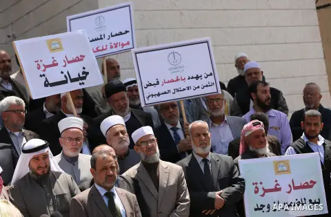 Members of the Palestine Scholars Association take part in a protest against the Israeli blockade of the Gaza Strip in Gaza city on April 19, 2017. Photo by Ashraf Amra