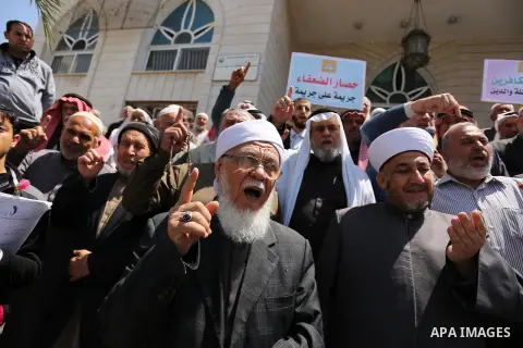 Members of the Palestine Scholars Association take part in a protest against the Israeli blockade of the Gaza Strip in Gaza city on April 19, 2017. Photo by Ashraf Amra