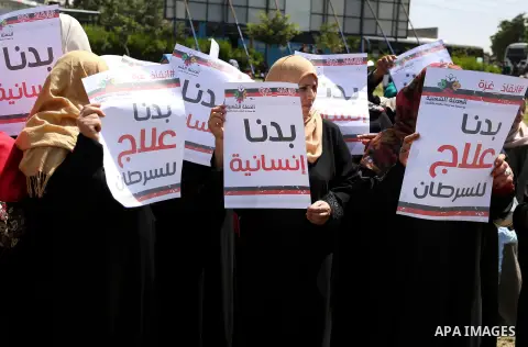 Palestinian Cancer patients take part in a protest to demand to travel for treatment, in Gaza city, on April 20, 2017. Photo by Ashraf Amra