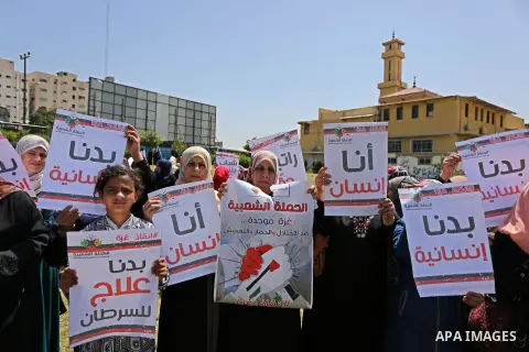 Palestinian Cancer patients take part in a protest to demand to travel for treatment, in Gaza city, on April 20, 2017. Photo by Ashraf Amra