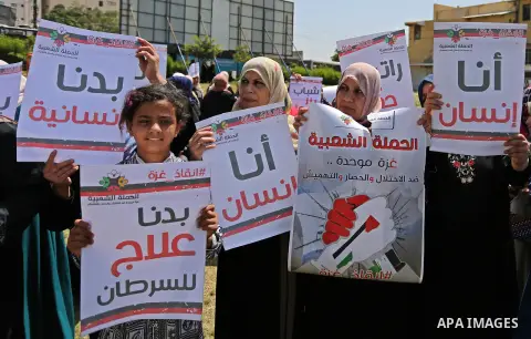 Palestinian Cancer patients take part in a protest to demand to travel for treatment, in Gaza city, on April 20, 2017. Photo by Ashraf Amra