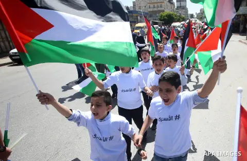 Palestinian boys shout slogans during a rally in support of Palestinian prisoners on hunger strike in Israeli jails, in the West Bank city of Nablus April 20, 2017. Photo by Ayman Ameen