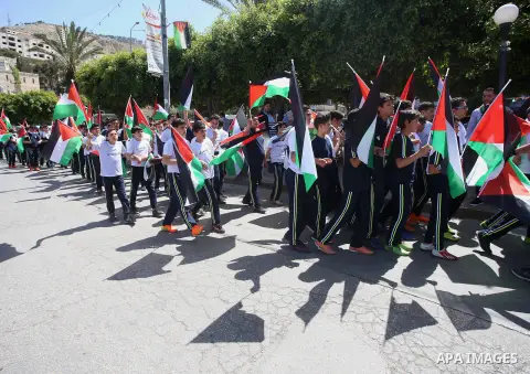 Palestinian boys shout slogans during a rally in support of Palestinian prisoners on hunger strike in Israeli jails, in the West Bank city of Nablus April 20, 2017. Photo by Ayman Ameen