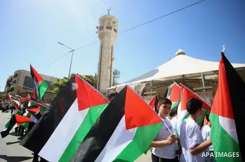 Palestinian boys shout slogans during a rally in support of Palestinian prisoners on hunger strike in Israeli jails, in the West Bank city of Nablus April 20, 2017. Photo by Ayman Ameen