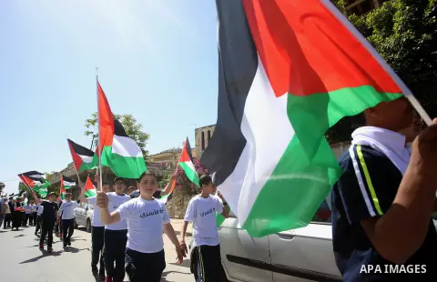 Palestinian boys shout slogans during a rally in support of Palestinian prisoners on hunger strike in Israeli jails, in the West Bank city of Nablus April 20, 2017. Photo by Ayman Ameen