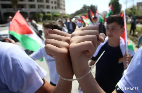 Palestinian boys shout slogans during a rally in support of Palestinian prisoners on hunger strike in Israeli jails, in the West Bank city of Nablus April 20, 2017. Photo by Ayman Ameen