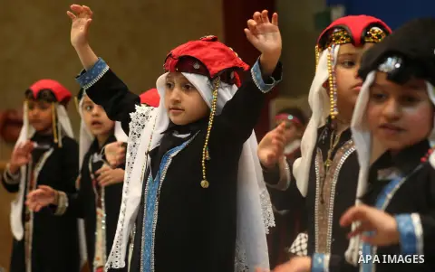 Palestinian girls wear heritage as they pose for a photograph during a ceremony, in Gaza City April 20, 2017. Photo by Ashraf Amra