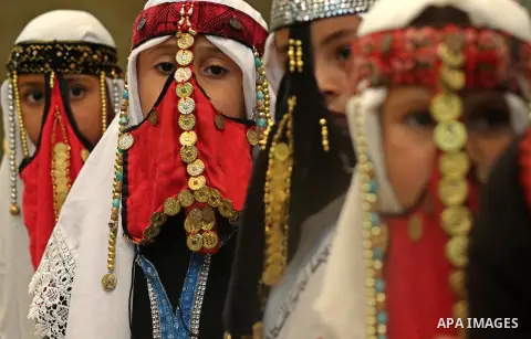 Palestinian girls wear heritage as they pose for a photograph during a ceremony, in Gaza City April 20, 2017. Photo by Ashraf Amra