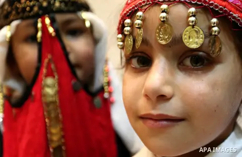 Palestinian girls wear heritage as they pose for a photograph during a ceremony, in Gaza City April 20, 2017. Photo by Ashraf Amra