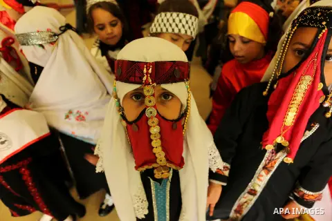 Palestinian girls wear heritage as they pose for a photograph during a ceremony, in Gaza City April 20, 2017. Photo by Ashraf Amra