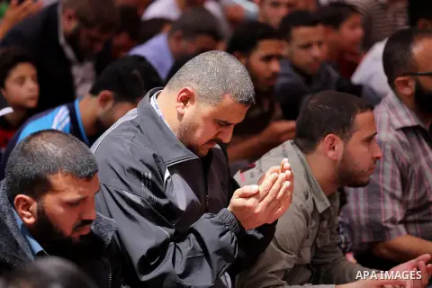 Palestinian supporters of the Islamic Jihad Movement attend Friday prayer to show solidarity with Palestinian prisoners on hunger strike in Israeli Jails, in front of Red cross office in Gaza city, on April 21, 2017. Pho...