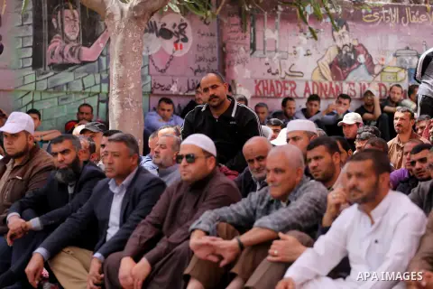 Palestinian supporters of the Islamic Jihad Movement attend Friday prayer to show solidarity with Palestinian prisoners on hunger strike in Israeli Jails, in front of Red cross office in Gaza city, on April 21, 2017. Pho...