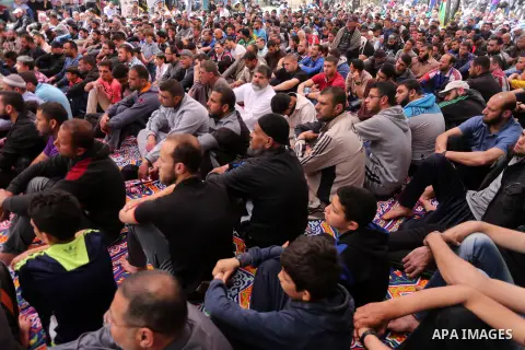 Palestinian supporters of the Islamic Jihad Movement attend Friday prayer to show solidarity with Palestinian prisoners on hunger strike in Israeli Jails, in front of Red cross office in Gaza city, on April 21, 2017. Pho...