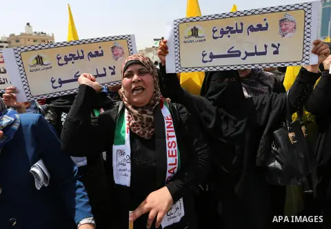 Palestinian supporters of Fatah movement take part during a protest in solidarity with Palestinian prisoners on hunger strike in Israeli jails, in Gaza city on April 22, 2017. Photo by Ashraf Amra