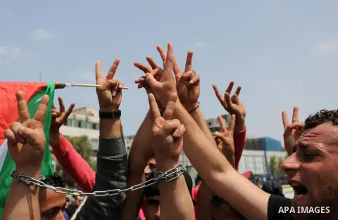 Palestinian supporters of Fatah movement take part during a protest in solidarity with Palestinian prisoners on hunger strike in Israeli jails, in Gaza city on April 22, 2017. Photo by Ashraf Amra