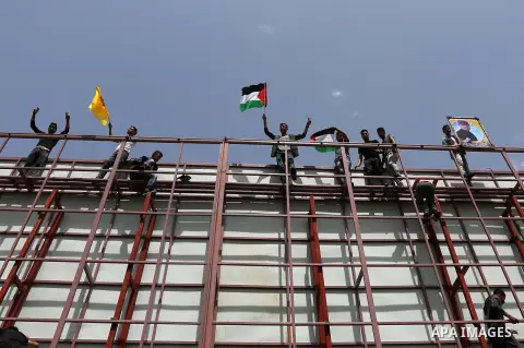 Palestinian supporters of Fatah movement take part during a protest in solidarity with Palestinian prisoners on hunger strike in Israeli jails, in Gaza city on April 22, 2017. Photo by Ashraf Amra