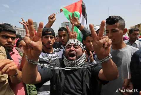Palestinian supporters of Fatah movement take part during a protest in solidarity with Palestinian prisoners on hunger strike in Israeli jails, in Gaza city on April 22, 2017. Photo by Ashraf Amra
