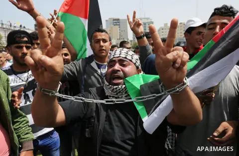 Palestinian supporters of Fatah movement take part during a protest in solidarity with Palestinian prisoners on hunger strike in Israeli jails, in Gaza city on April 22, 2017. Photo by Ashraf Amra