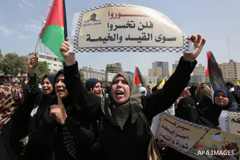 Palestinian supporters of Fatah movement take part during a protest in solidarity with Palestinian prisoners on hunger strike in Israeli jails, in Gaza city on April 22, 2017. Photo by Ashraf Amra
