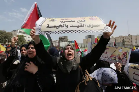 Palestinian supporters of Fatah movement take part during a protest in solidarity with Palestinian prisoners on hunger strike in Israeli jails, in Gaza city on April 22, 2017. Photo by Ashraf Amra