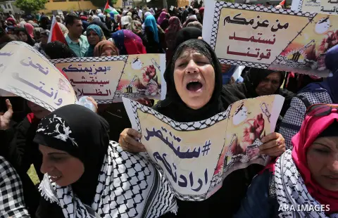 Palestinian supporters of Fatah movement take part during a protest in solidarity with Palestinian prisoners on hunger strike in Israeli jails, in Gaza city on April 22, 2017. Photo by Ashraf Amra