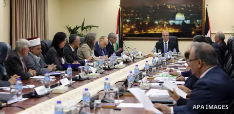 Palestinian Prime Minister Rami Hamdallah chairs a meeting of council of Ministers in the West Bank city of Ramallah, on April 25, 2017. Photo by Prime Minister Office