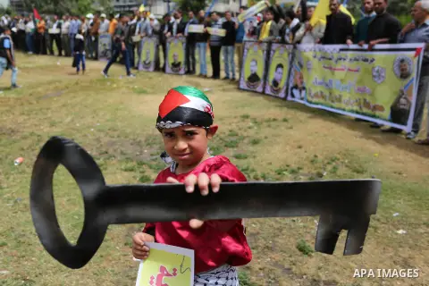 Palestinians take part in a protest to show solidarity with Palestinian prisoners on hunger strike in Israeli jails, in Gaza city on April 26, 2017. Photo by Ashraf Amra