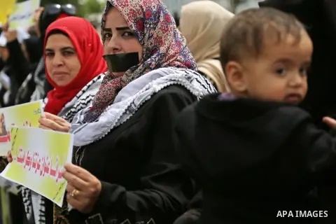 Palestinians take part in a protest to show solidarity with Palestinian prisoners on hunger strike in Israeli jails, in Gaza city on April 26, 2017. Photo by Ashraf Amra