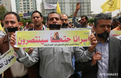Palestinians take part in a protest to show solidarity with Palestinian prisoners on hunger strike in Israeli jails, in Gaza city on April 26, 2017. Photo by Ashraf Amra