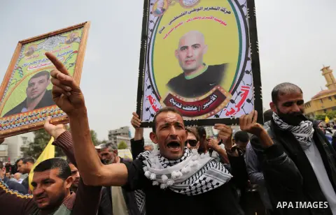 Palestinians take part in a protest to show solidarity with Palestinian prisoners on hunger strike in Israeli jails, in Gaza city on April 26, 2017. Photo by Ashraf Amra