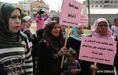 Palestinians take part in a protest to show solidarity with Palestinian prisoners on hunger strike in Israeli jails, in Gaza city on April 26, 2017. Photo by Ashraf Amra