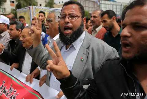 Palestinians take part in a protest to show solidarity with Palestinian prisoners on hunger strike in Israeli jails, in Gaza city on April 26, 2017. Photo by Ashraf Amra