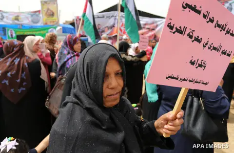 Palestinians take part in a protest to show solidarity with Palestinian prisoners on hunger strike in Israeli jails, in Gaza city on April 26, 2017. Photo by Ashraf Amra