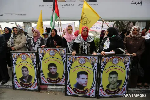 Palestinians take part in a protest to show solidarity with Palestinian prisoners on hunger strike in Israeli jails, in Gaza city on April 26, 2017. Photo by Ashraf Amra