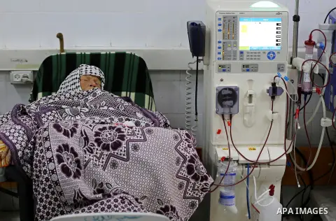 A Palestinian patient woman gets her kidneys washed at the dialysis department in the Al-Shifa hospital during the worsening crisis of power outages in Gaza City on April 29, 2017. Photo by Ashraf Amra