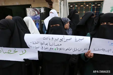 Palestinian women hold placards during a protest demanding end an Israeli blockade of the Gaza Strip, at Al-Shifa hospital in Gaza City on April 29, 2017. Photo by Ashraf Amra