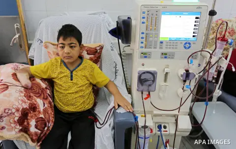 A Palestinian patient boy gets his kidneys washed at the dialysis department in the Al-Shifa hospital during the worsening crisis of power outages in Gaza City on April 29, 2017. Photo by Ashraf Amra
